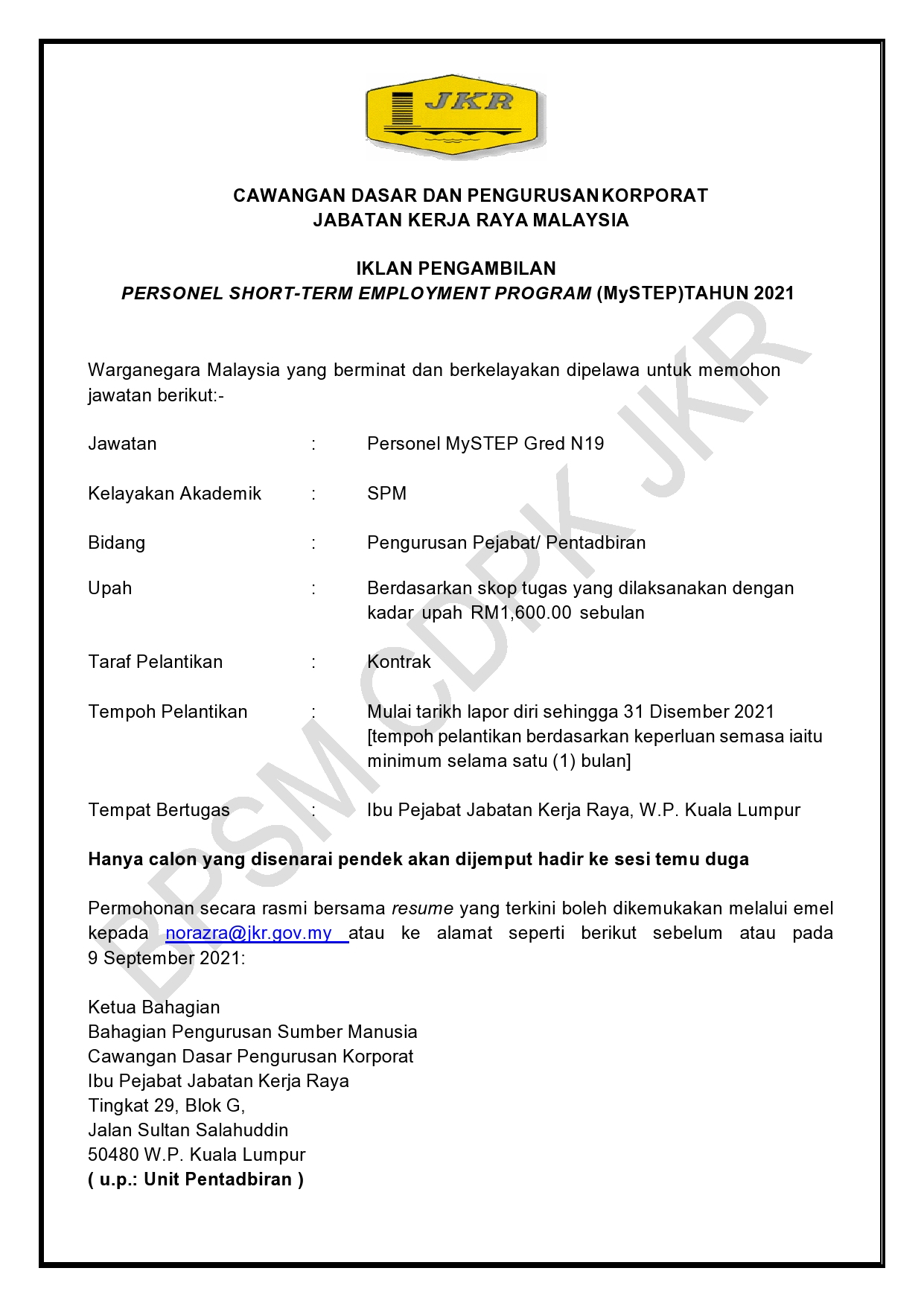 Karyawan agensi iklan Jakarta Selatan bekerja di meja kerja